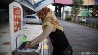 Warga harus mencuci tangan sebelum memasuki ITC BSD, Tangerang Selatan.