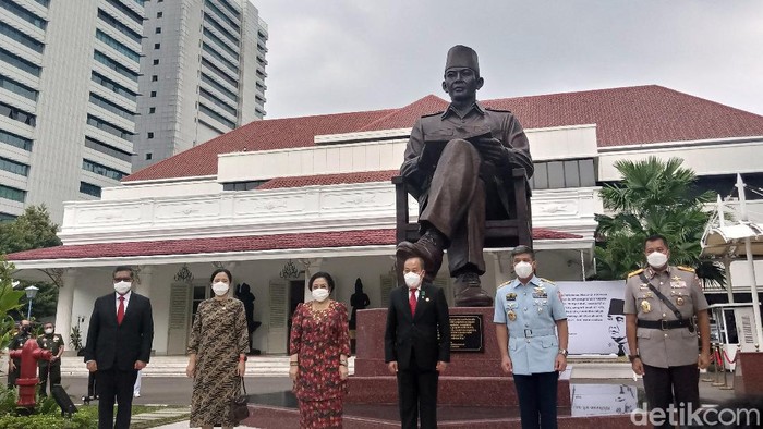 Presiden ke-5 RI Megawati Soekarnoputri meresmikan Monumen Bung Karno di kantor Lembaga Ketahanan Nasional (Lemhanas). (Kadek/detikcom)