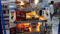 Rak produk UMKM disimpan terpisah dengan produk yang dijual di minimarket ini.  Rak produk UMKM disimpan terpisah dengan produk yang dijual di minimarket ini.