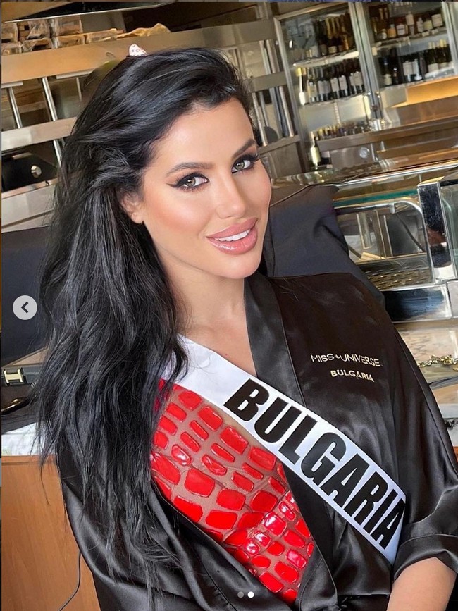 Radinela Chusheva merupakan lulusan University of National and World Economy jurusan jurnalistik. Saat ini dia sedang menyelesaikan studi di bidang pemasaran untuk meraih gelar master. Foto: Instagram/@radinela.chusheva