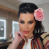 Radinela Chusheva juga dikenal sebagai traveler. Di usia seperempat abad, dia telah mengunjungi lebih dari 40 negara. Foto: Instagram/@radinela.chusheva