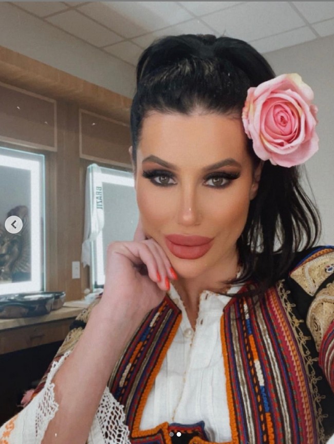 Radinela Chusheva juga dikenal sebagai traveler. Di usia seperempat abad, dia telah mengunjungi lebih dari 40 negara. Foto: Instagram/@radinela.chusheva