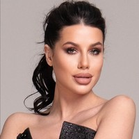 Meskipun dikritik para pendukung Andrea Meza, wanita 25 tahun ini tetap pada pendiriannya, menganggap seharusnya bukan Andrea yang menang. Ia justru mendukung Miss Canada Nova Stevens yang jadi juara. Foto: Instagram/@radinela.chusheva