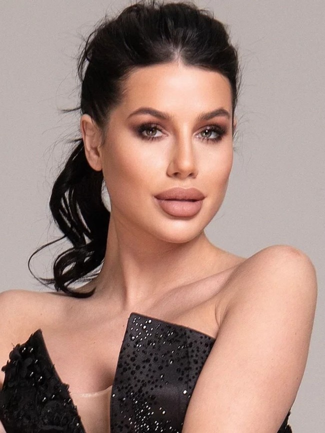 Meskipun dikritik para pendukung Andrea Meza, wanita 25 tahun ini tetap pada pendiriannya, menganggap seharusnya bukan Andrea yang menang. Ia justru mendukung Miss Canada Nova Stevens yang jadi juara. Foto: Instagram/@radinela.chusheva