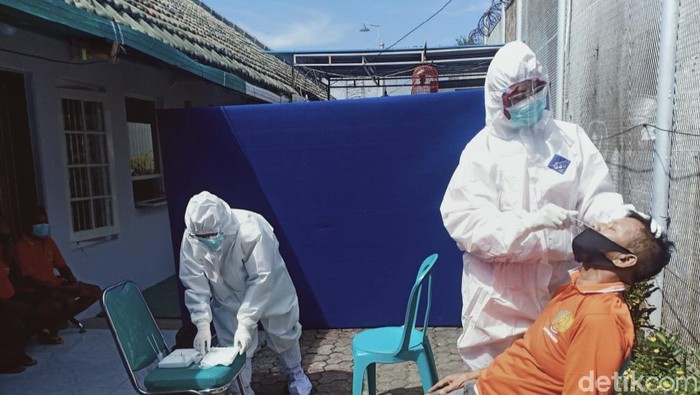 Pemkab Banyuwangi menyediakan rapid antigen gratis untuk santri yang bakal kembali ke ponpes di luar Banyuwangi. Santri bisa membawa KTP atau kartu keluarga, serta kartu santri ke Puskesmas terdekat.