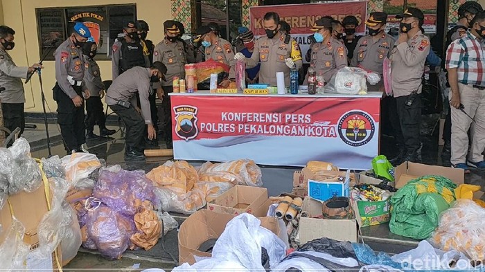 Ratusan balon udara dan ratusan petasan disita dalam razia tim gabungan di Kota Pekalongan, Kamis (20/5/2021).