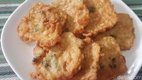 Mau bikin tempe goreng tepung yang tetap renyah dan garing? Kamu harus melihat racikan bumbu dan trik membuatnya di resep ini. Tetap renyah meskipun sudah dingin. Foto: detikfood/Odilia