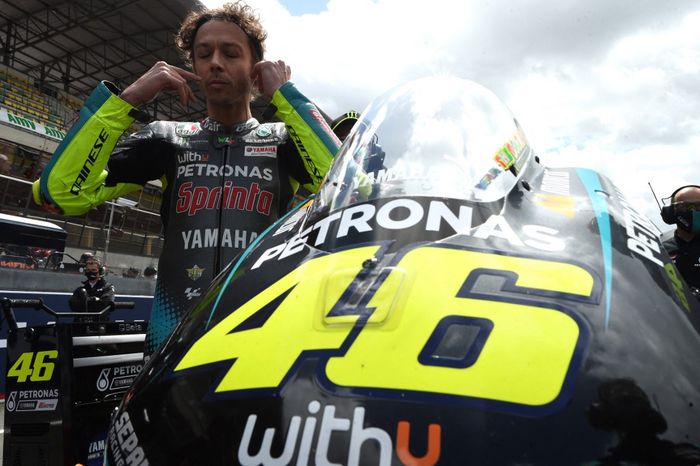 Petronas Yamaha SRTs Italian rider Valentino Rossi waits on the grid, prior the French MotoGP, on May 16, 2021, in Le Mans, northwestern France. - (Photo by JEAN-FRANCOIS MONIER / AFP)
