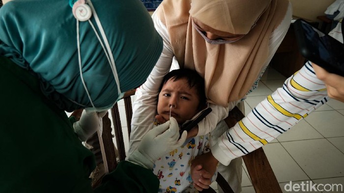 Anak-anak mengikuti tes antigen COVID-19 yang digelar di Kampung Tangguh Jaya Villa Inti Persada, Tangerang Selatan, seminggu setelah Idul Fitri. Mereka turut ditemani orang tua.