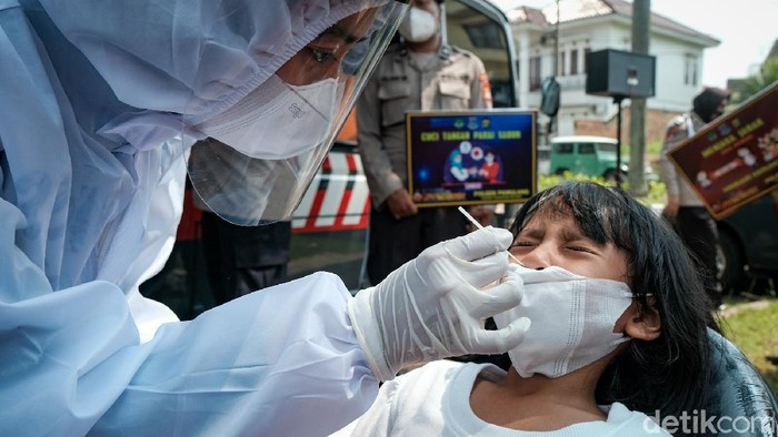 Saat Anak-anak Ikut Tes Antigen Usai Lebaran Anak-anak mengikuti tes antigen COVID-19 yang digelar di Kampung Tangguh Jaya Villa Inti Persada, Tangerang Selatan, seminggu setelah Idul Fitri. Mereka turut ditemani orang tua.