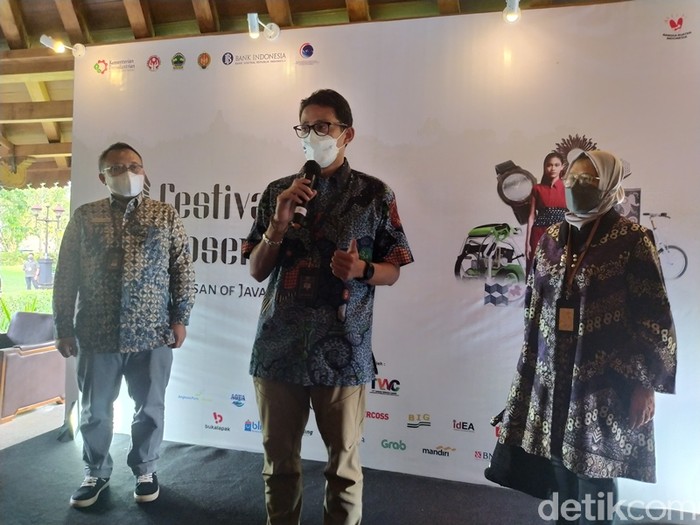 Sandiaga Uno di Candi Borobudur