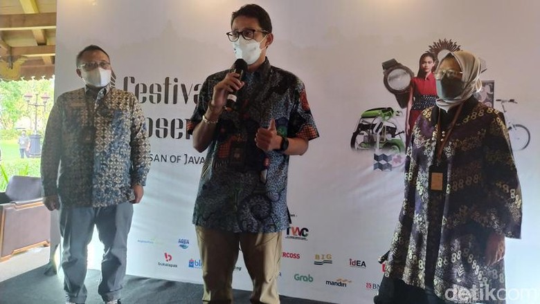 Sandiaga Uno di Candi Borobudur