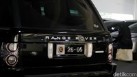 Jika dilihat dari foto yang beredar, pelat nomor khusus anggota DPR ini memiliki warna dasar hitam di kolom angka disertai logo DPR dengan latar warna silver di bagian kiri.