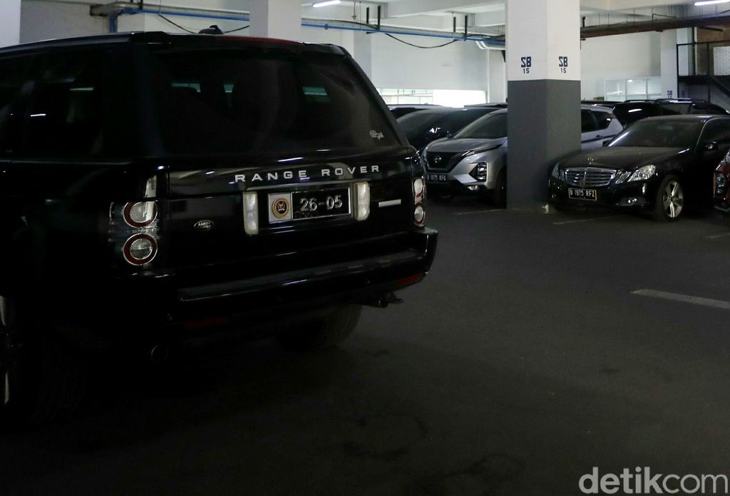 Anggota DPR RI kini memiliki pelat nomot khusus untuk kendaraan dinas. Dikhawatirkan penggunaan pelat ini membuat mereka melanggar lalu lintas tanpa ditilang.