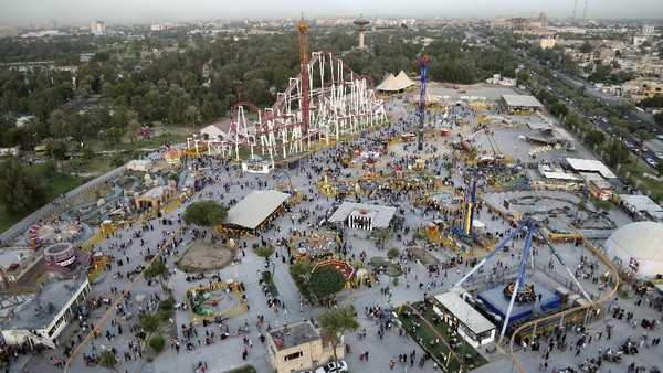 Taman hiburan terbesar di Irak ini sebelumnya menutup pintu untuk wisatawan selama berbulan-bulan setelah pemerintah Irak menutup seluruh pusat keramaian demi mencegah kerumunan orang yang dapat menimbulkan kasus penularan virus Corona. Taman hiburan terbesar di Irak ini sebelumnya menutup pintu untuk wisatawan selama berbulan-bulan setelah pemerintah Irak menutup seluruh pusat keramaian demi mencegah kerumunan orang yang dapat menimbulkan kasus penularan virus Corona.