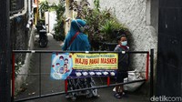Selain itu, spanduk bertuliskan Wajib Pakai Masker juga terpampang di sejumlah titik.
