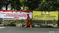 Spanduk meminta pemudik yang sudah kembali ke Jakarta untuk melakukan swab terpampang di kawasan Kampung Makasar, Jakarta Timur, Kamis (20/5/2021).