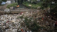 Tersumbatnya sungai oleh sampah tersebut dikeluhkan oleh warga sekitar karena menjadi salah satu penyebab banjir di daerah tersebut.