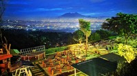 Traveler bisa menikmati pemandangan Gunung Gede, Gunung Pangrango dan Gunung Salak. Banyak wisatawan yang mengunjungi objek wisata ini untuk melihat pesona sunset yang cantik (Taman Fathan Hambalang/instagram)