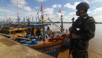 Seorang petugas mengawasi kapal ikan ilegal berbendera Vietnam di Dermaga Stasiun Pengawasan Sumber Daya Kelautan dan Perikanan (PSDKP) Pontianak di Kabupaten Kubu Raya, Kalimantan Barat, Kamis (20/5/2021).  