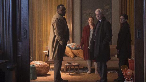 Woman in the Window (2021), L to R: Brian Tyree Henry as Detective Little, Amy Adams as Anna Fox, Gary Oldman as Alistair Russell, and Jeanine Serralles as Detective Norelli
