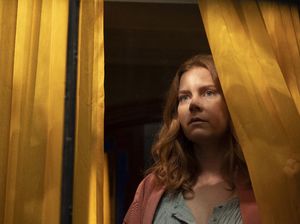 The Woman In The Window: Mencari Kebenaran di Tengah Kegelapan