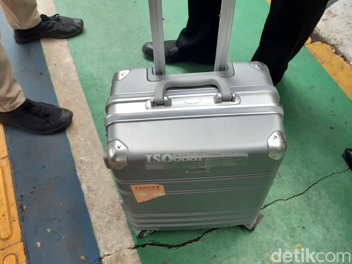 Tim biro hukum KPK membawa sekoper bukti surat dalam sidang praperadilan yang diajukan RJ Lino (Yulida/detikcom)