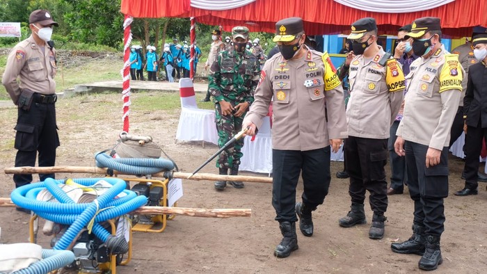 Kapolda Kalteng Irjen Pol Dedi Prasetyo memantau langsung latihan simulasi penanggulangan kebakaran hutan dan lahan (Karhutla). Latihan tersebut dilakukan di kawasan lahan Tumbang Nusa, Kabupaten Pulang Pisau, Kalimantan Tengah.