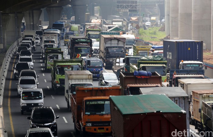 Tol Jakarta Cikampek, Bekasi Barat, Kota Bekasi, terpantau macet pagi ini. Kemacetan mulai dari pintu tol Bekasi Barat hingga simpang susun Cikunir.