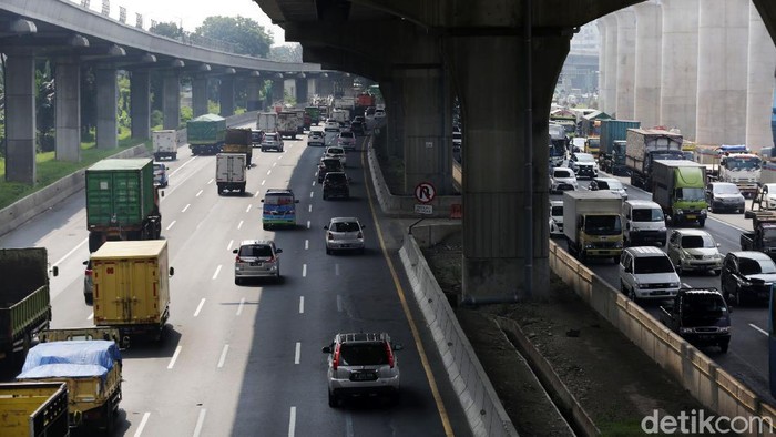 Tol Jakarta Cikampek, Bekasi Barat, Kota Bekasi, terpantau macet pagi ini. Kemacetan mulai dari pintu tol Bekasi Barat hingga simpang susun Cikunir.