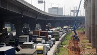 Arus lalu lintas yang mengarah ke Jakarta tampak merayap.