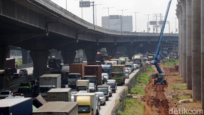 Tol Jakarta Cikampek, Bekasi Barat, Kota Bekasi, terpantau macet pagi ini. Kemacetan mulai dari pintu tol Bekasi Barat hingga simpang susun Cikunir.