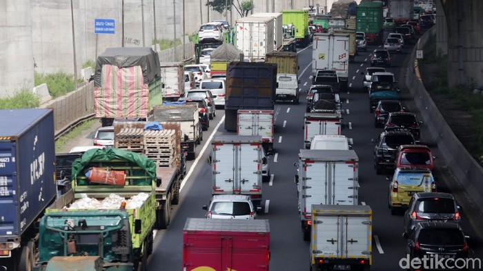 Tol Jakarta Cikampek, Bekasi Barat, Kota Bekasi, terpantau macet pagi ini. Kemacetan mulai dari pintu tol Bekasi Barat hingga simpang susun Cikunir.