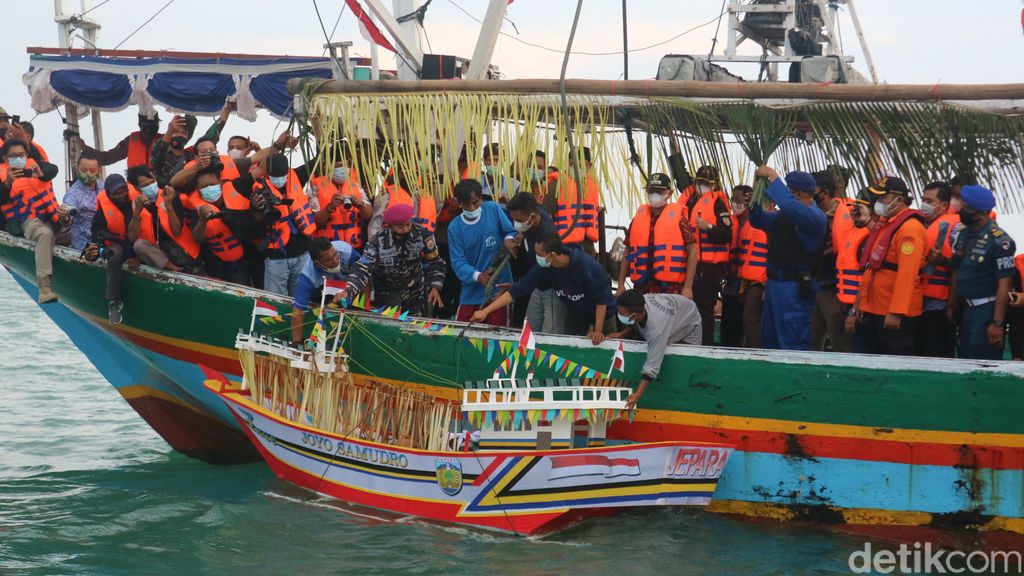 Tradisi sedekah laut di Jepara