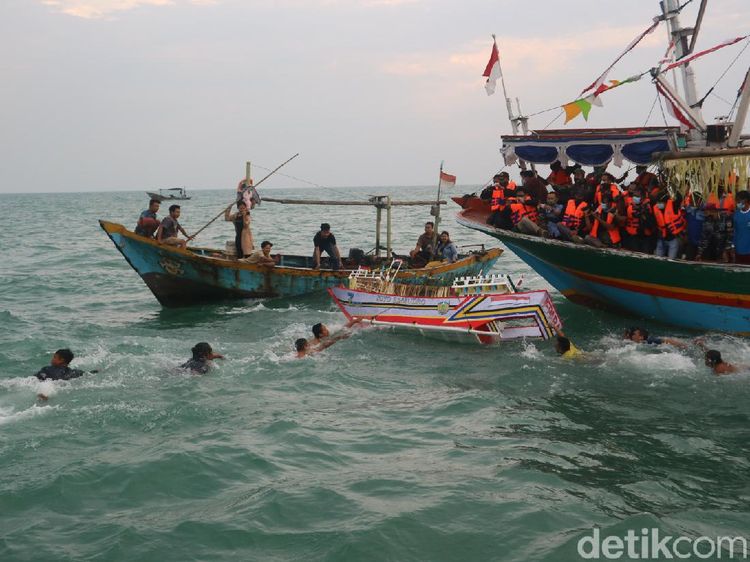 Foto Sedekah Laut Jepara Melarungkan Kepala Kerbau