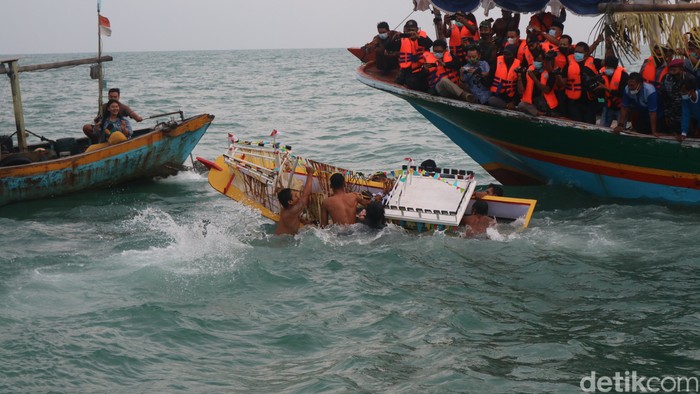 Tradisi sedekah laut di Jepara