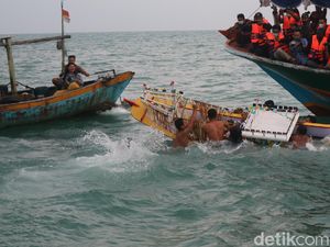 Digelar Sederhana, Nelayan Berebut Larungan Kepala Kerbau
