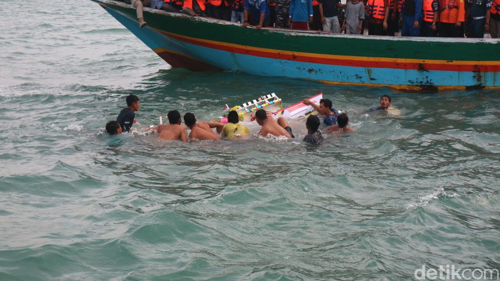 Tradisi sedekah laut di Jepara