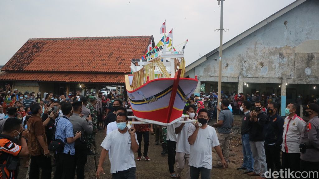 Tradisi sedekah laut di Jepara