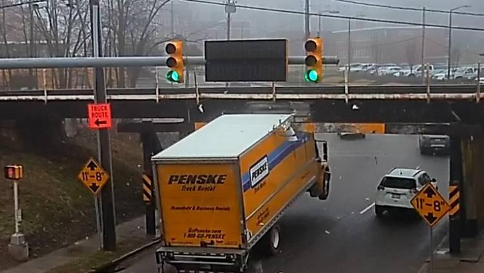 truk nyangkut di jembatan