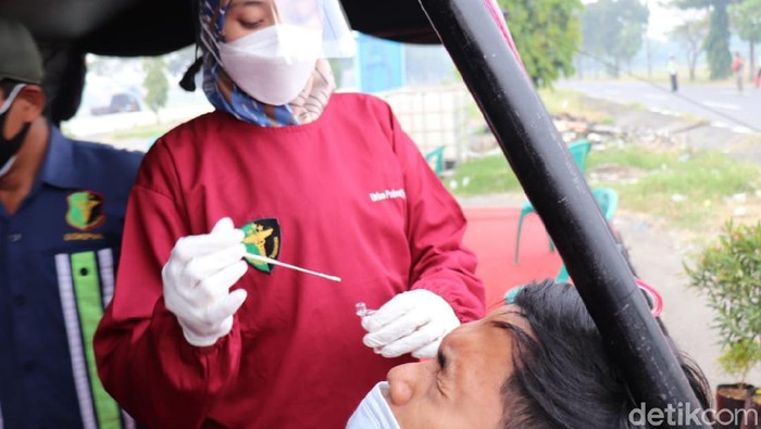 Tujuh orang pemudik dinyatakan reaktif saat rapid tes antigen di Cirebon