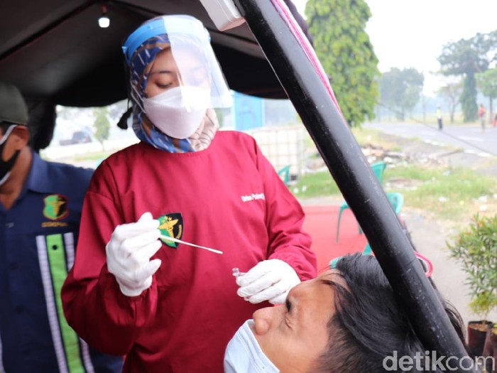 Tujuh orang pemudik dinyatakan reaktif saat rapid tes antigen di Cirebon