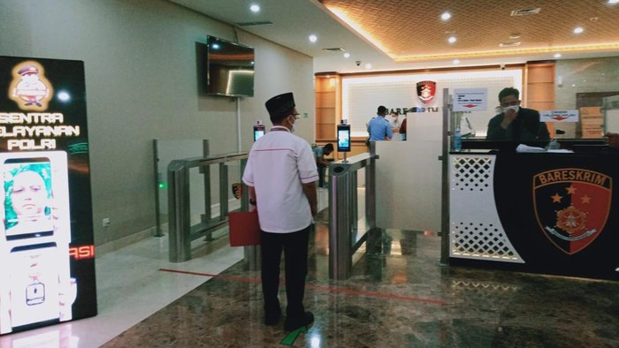 Upaya Meredam Ormas yang Dicekal Pemerintah Ketua Forum Indonesia Satu (FIS) Arief Ikhsan menyambangi Mabes Polri untuk membuat laporan terkait beredarnya video Hizbut Tahrir Indonesia (HTI).