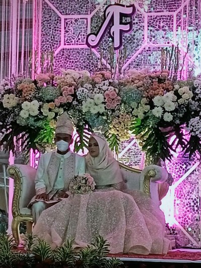 Penampilan Mewah Ustazah Fatimah Istri Baru Uas Saat Resepsi Pernikahan