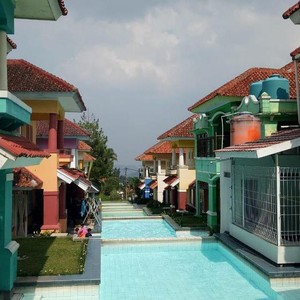 Cerita Sebenarnya di Balik Perumahan Viral Ada Kolam Renang di Jalanannya Cerita Sebenarnya di Balik Perumahan Viral Ada Kolam Renang di Jalanannya
