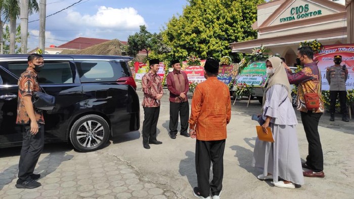 Wakil Gubernur Jawa Timur Emil Elestianto Dardak tampak hadir di acara resepsi pernikahan Ustaz Abdul Somad dan Fatimah Az Zahra.