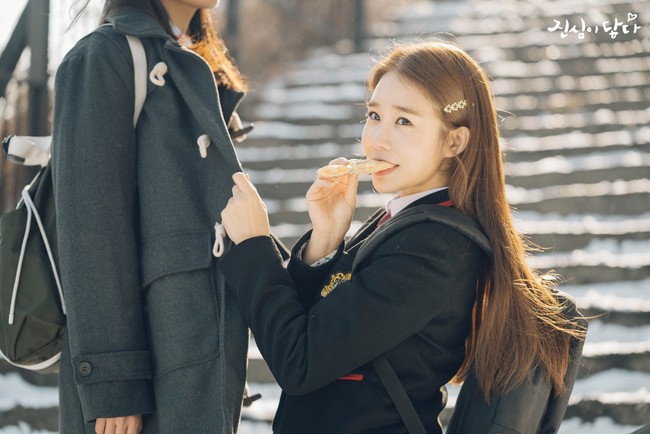 Yoo In Na mengenakan seragam SMA dalam adegan flashback drama Korea Touch Your Heart. Penampilannya bikin penonton gemas meskipun saat itu berumur 38 tahun. Foto: dok. tvN
