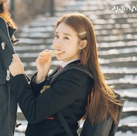 Yoo In Na mengenakan seragam SMA dalam adegan flashback drama Korea Touch Your Heart. Penampilannya bikin penonton gemas meskipun saat itu berumur 38 tahun. Foto: dok. tvN