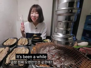 Gokil! Youtuber Ini Mukbang Sendirian 17 Porsi Jeroan Sapi