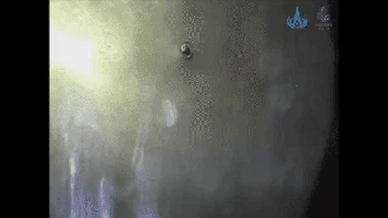 Rover ini pertama kali mendarat di Planet Merah pada Sabtu (15/5) sebagai bagian dari misi Tianwen-1.  China National Space Administration (CNSA) merilis dua foto yang dijepret oleh Zhurong, satu foto hitam putih dan satu foto berwarna. (Foto: CNSA)